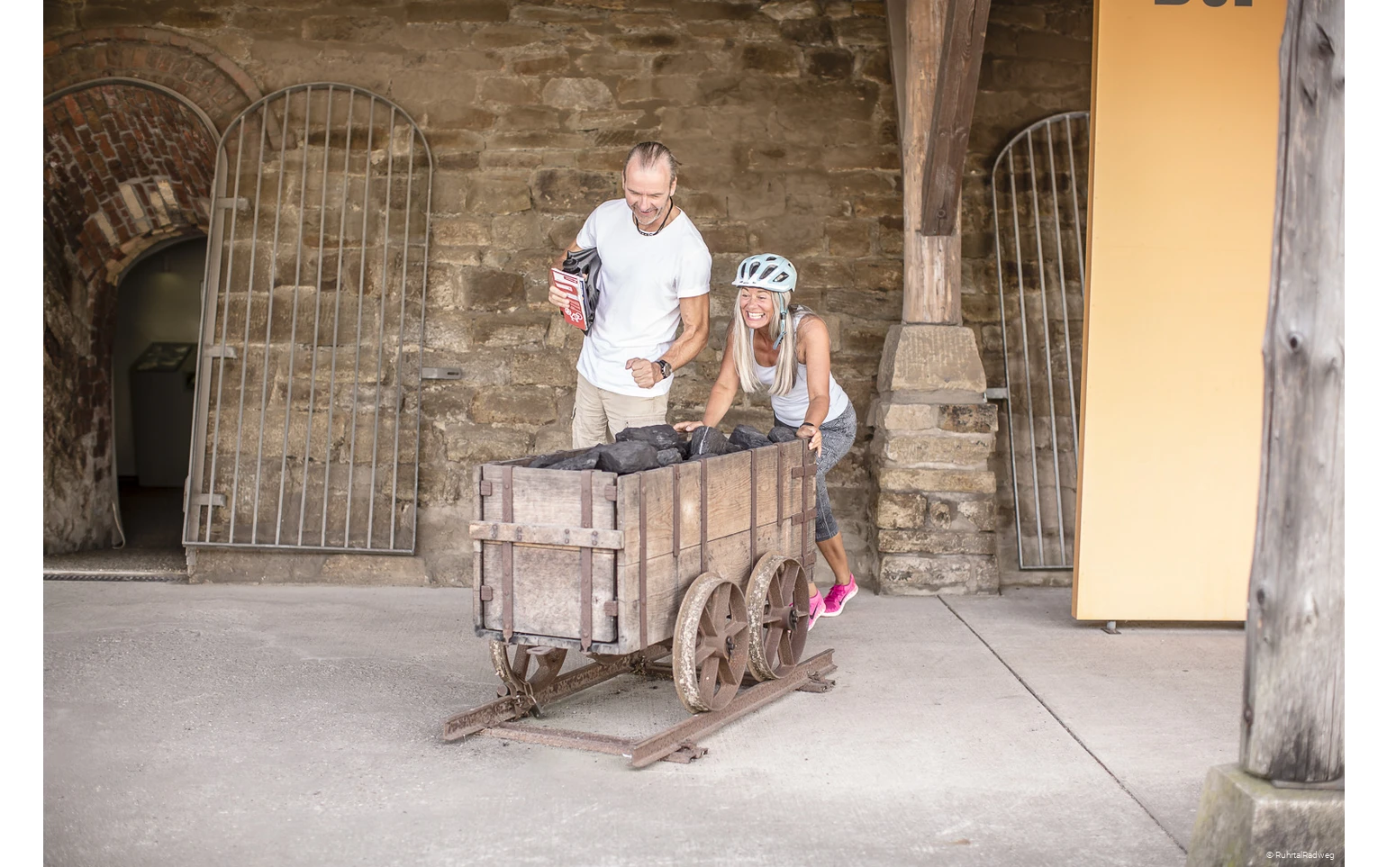 RuhrtalRadweg Zeche Nachtigall Pärchen Paar schiebt einen Bergbauwaagen an der Zeche Nachtigall