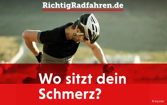 Radfahrer mit Rückenschmerzen fasst sich an den Rücken