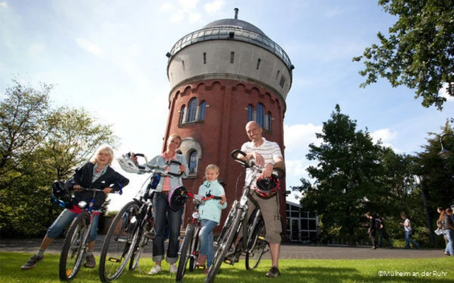 Familie vor Camera Obscura in Mülheim