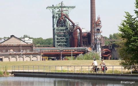 Fahrradfahrer vor der Heinrichshütte