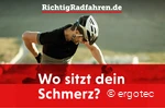 Radfahrer mit Rückenschmerzen fasst sich an den Rücken